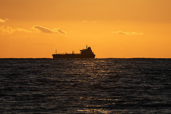 20230201 aa 32,203286,A Ship at the Horizon ,c