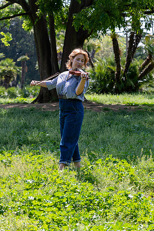 20230607 aa 32,256152,Listen to Her Lovely Violin ,c