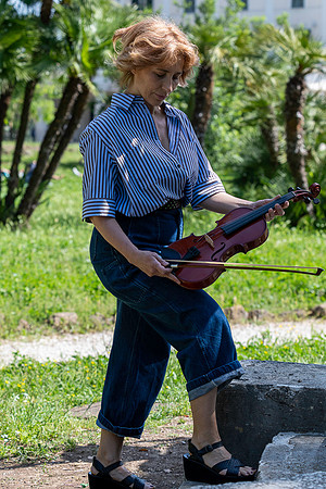 p,20230605 aa 12,256090,Lovely Violinist in the Park ,c