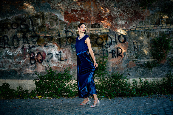 20220920 aa 21,207745,Blue Lady and Graffiti Wall ,c